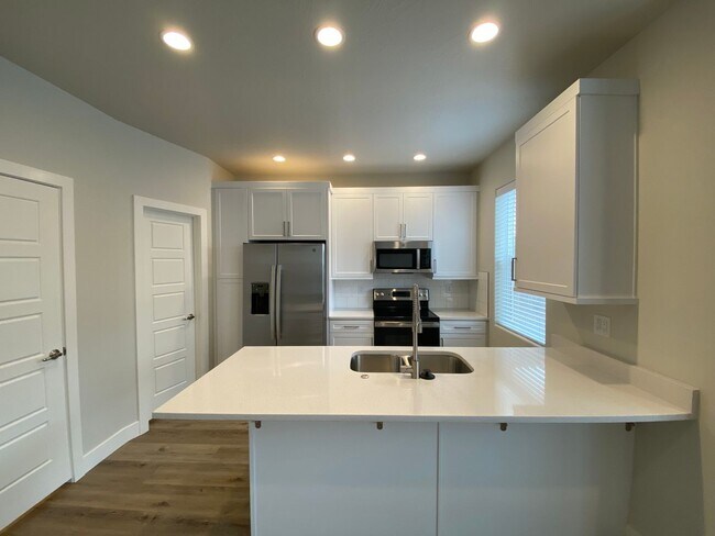 Foto del edificio - Mustang Townhome