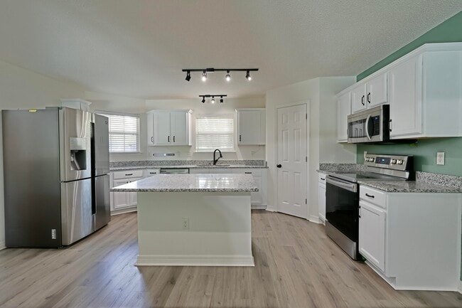 Building Photo - 2345 Ortega St