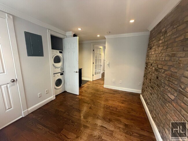 Foto del edificio - Mulberry Street | Little Italy 3-Bedroom Pre-War w/Private Balcony! NO Broker's Fees