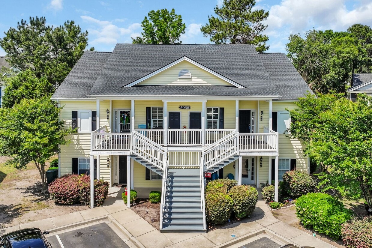 Foto principal - Beautifully renovated condo offering 3 Bed...