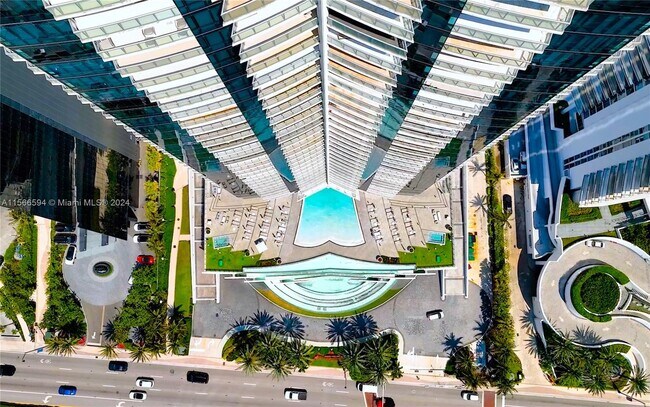 Foto del edificio - 17121 Collins Ave