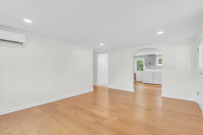 Building Photo - Easy Living in Red Bank!