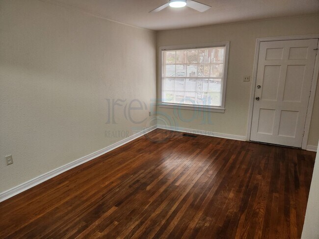 Foto del edificio - Elm, 200-202 N. Duplex