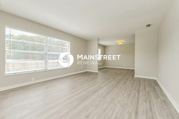 Foto principal - 4 Bedroom Pet-Friendly Home in Seffner, FL...