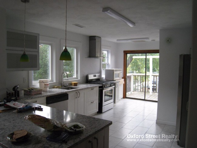 Building Photo - 154 Raymond St