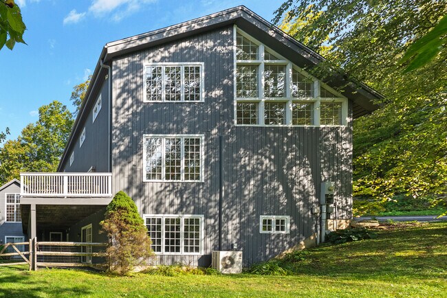 Foto del edificio - 84 Gunn Hill Rd