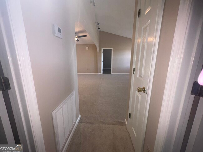 Foto del edificio - 96 Jenny Lind Ln