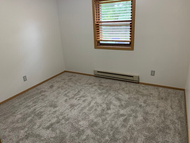 Building Photo - Iowa Ave