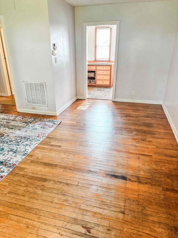 Building Photo - 1700 Roslyn Dr