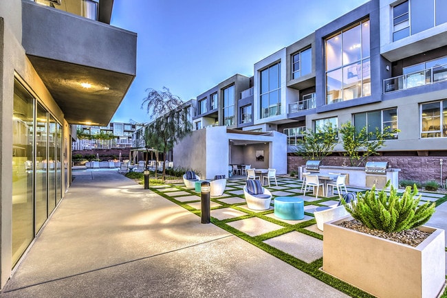 Building Photo - Vantage