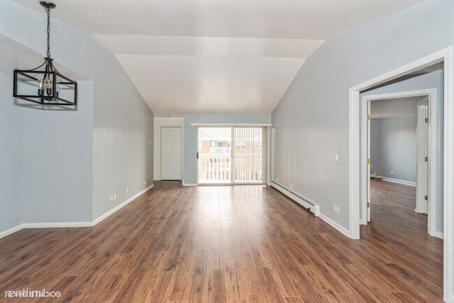 Building Photo - 2 br, 2 bath Condo - 6560 W Belmont Ave
