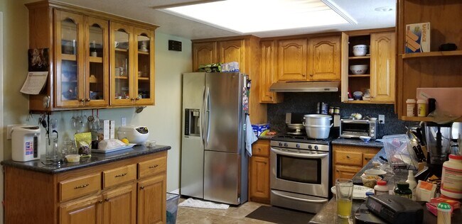 Cocina mejorada con encimeras de granito - 16383 Shasta St