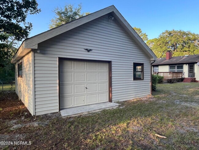Building Photo - 213 Oak Leaf Dr
