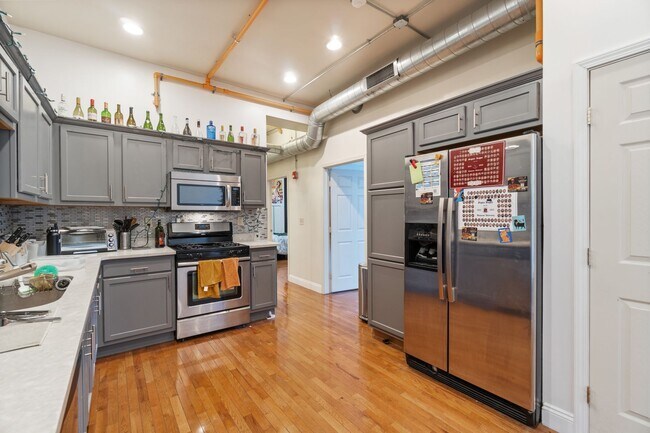 Building Photo - 2405 Sarah St