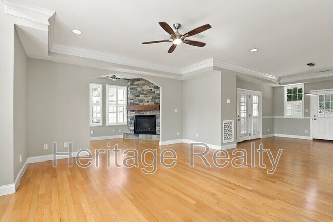 Building Photo - 2000 Cascade Falls Ln
