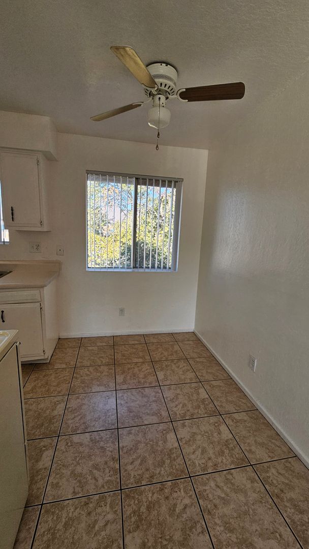 Building Photo - 2 bedroom 1 bath apartment home!