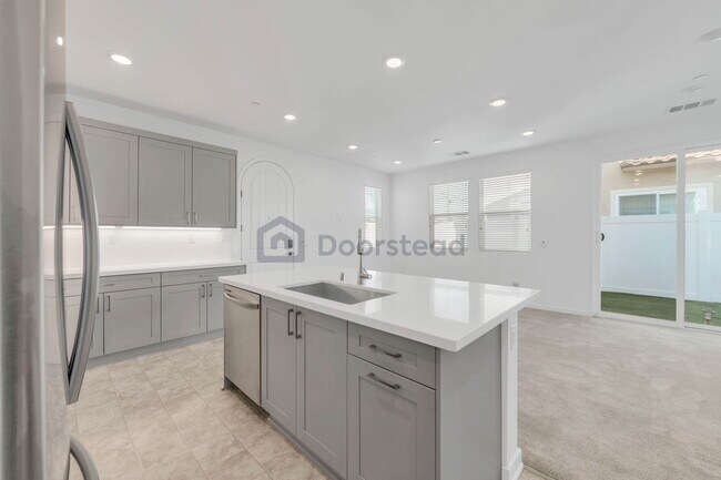 Building Photo - 1600 Plaza del Amo