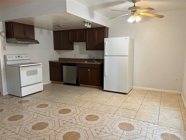 Building Photo - 8110 Albacore Dr