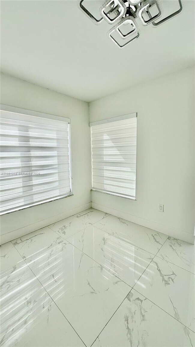 Building Photo - 4174 Inverrary Dr