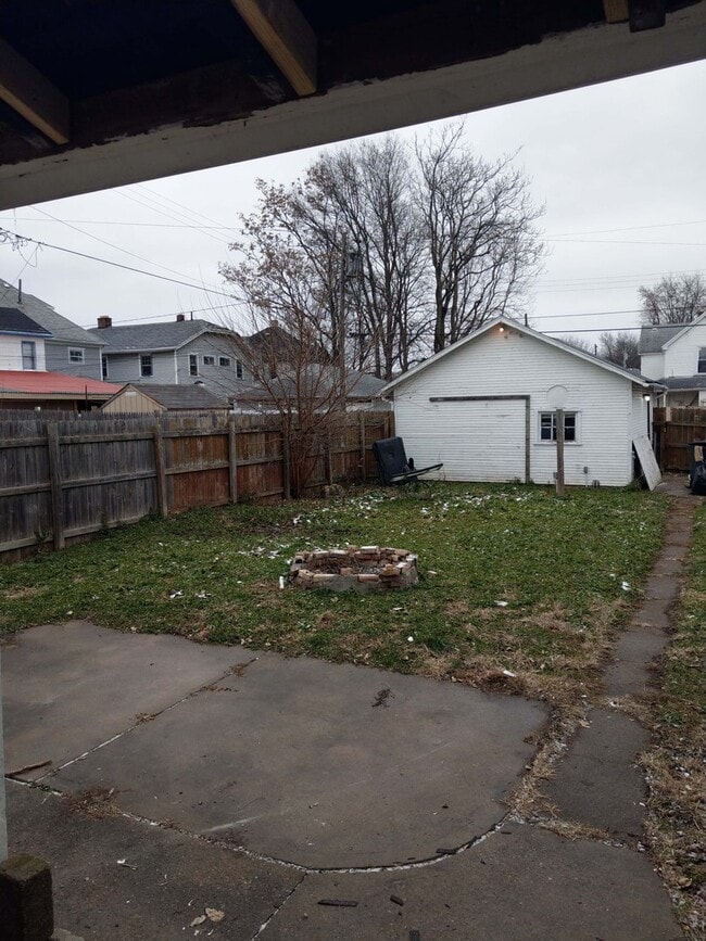 Photo - Quaint 3 bed 1.5 bath with detached garage close to everything House