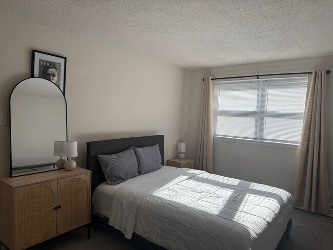 Interior Photo - Colonial Point Apartments