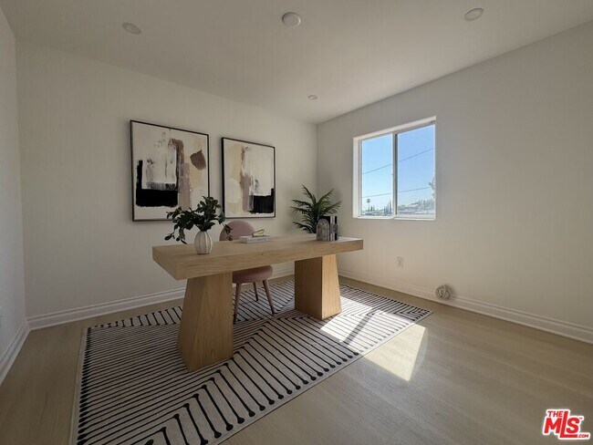 Foto del edificio - 3917 Dwiggins St