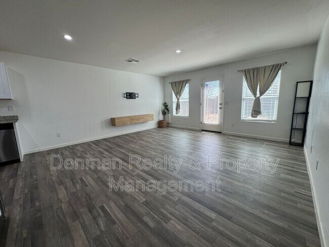 Foto del edificio - 227 W Douglas Ave