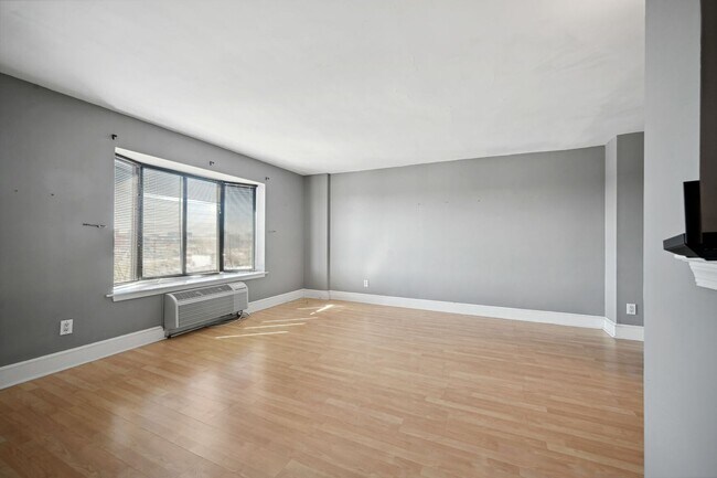 Building Photo - Dupont Circle with Secured Parking! Sun-fi...