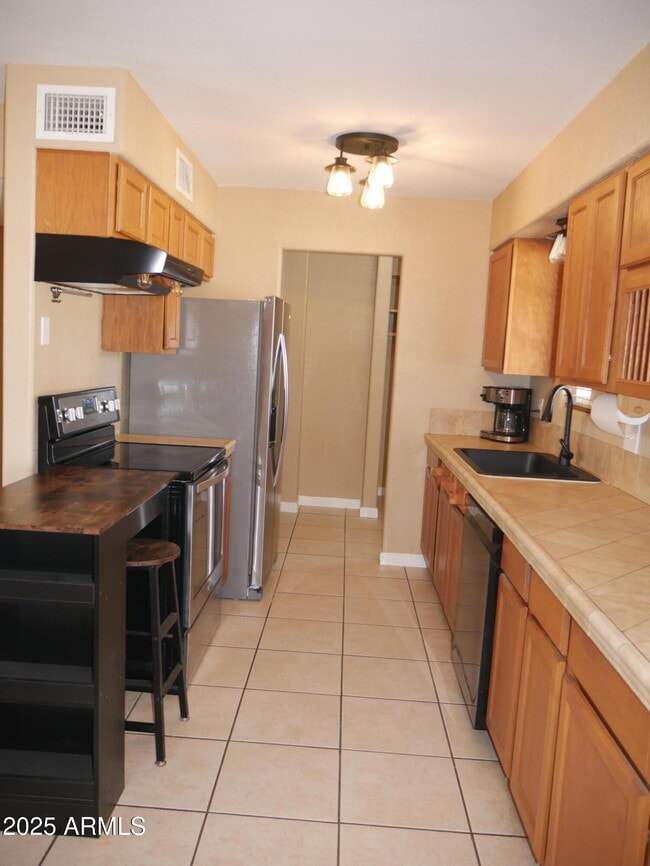 Building Photo - 1004 E Desert Hills Dr