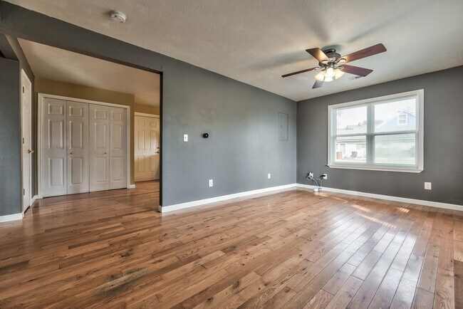 Living room - 490 Shawnee Rd