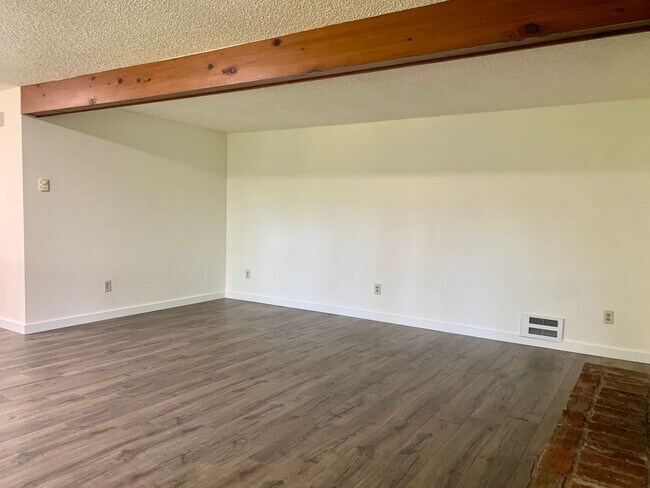 Building Photo - E1504