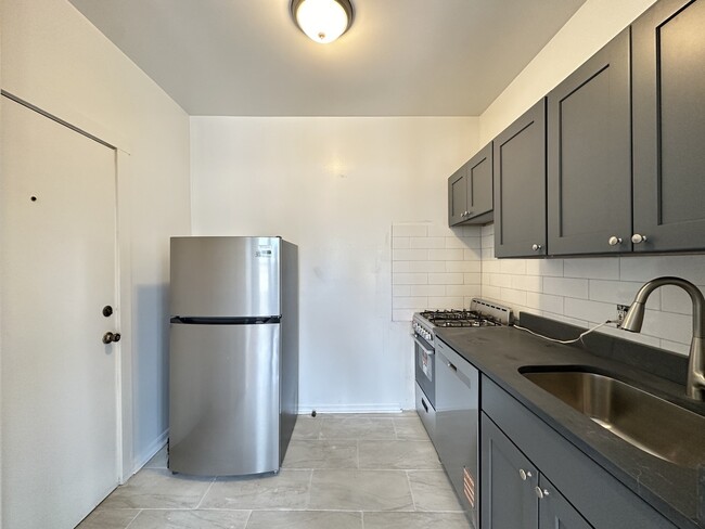 Building Photo - 1319 W Estes Ave