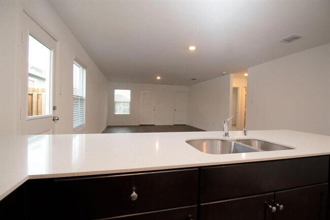 Foto del edificio - 5701 Manarchos Ln