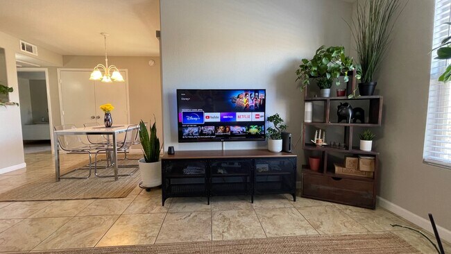 Sala de estar y comedor - 555 E Silverado Ranch Blvd
