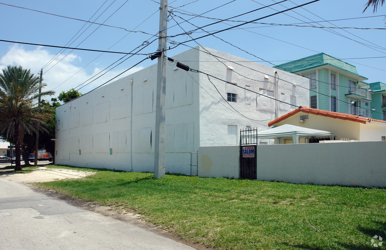 Building Photo - 1240 71st St