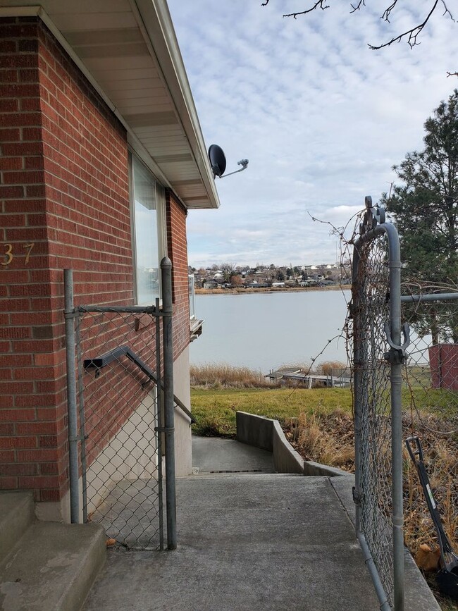 Building Photo - 2 Bedroom 1 Bath Lakefront w/all utilities...