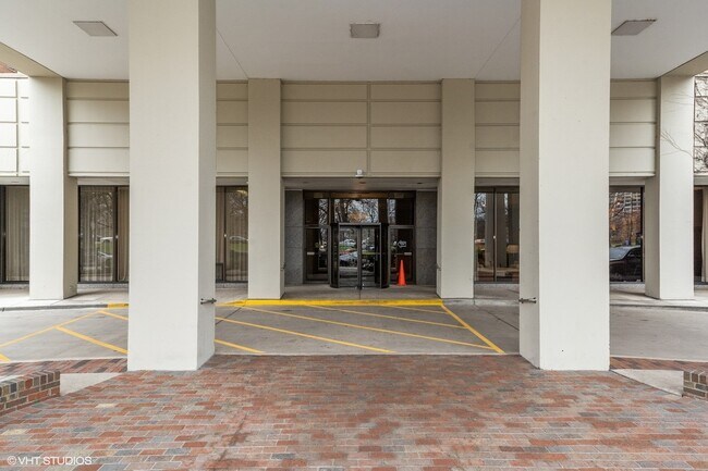 Foto del edificio - 2626 N Lakeview Ave