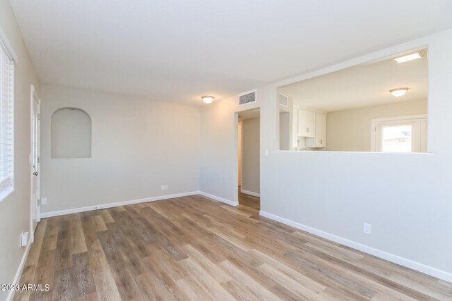 Foto del edificio - 2221 E Alpine Ave