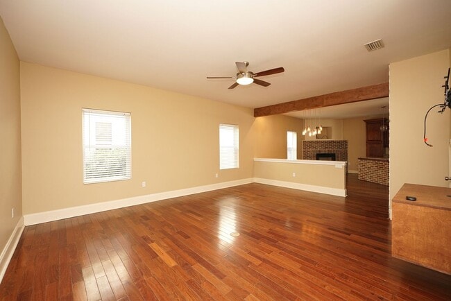 Building Photo - Beautiful Home with Guest Suite and Pool i...