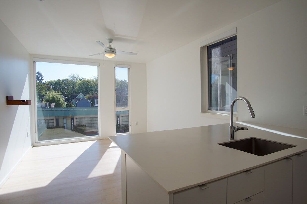 Primary Photo - Modern 2nd Floor Studio with D/W & Washer/...
