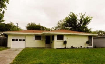 Building Photo - 2118 17th Ave N