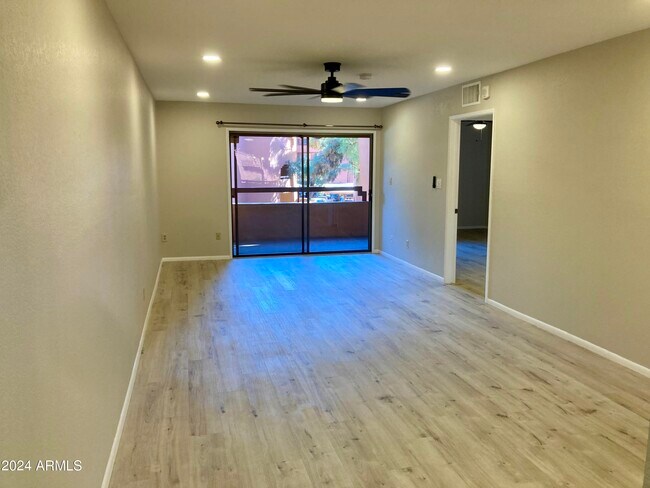 Foto del edificio - 12222 N Paradise Vlg Pkwy S