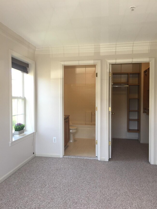 Building Photo - 2774 Barclay Way
