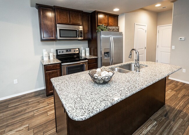 Building Photo - Centrally Located End Unit 3 Bed Townhome ...
