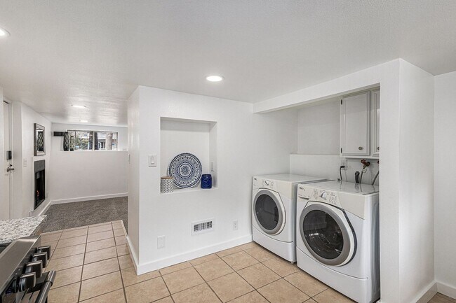 Foto del edificio - Duplex unit near Downtown! Utilities included!