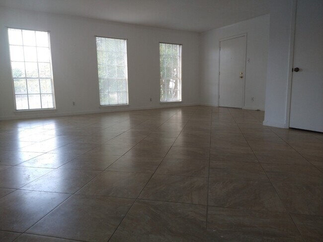 Large living room - 102 Ruelle Ln