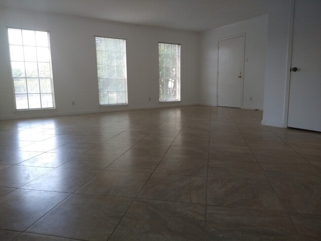 Large living room - 102 Ruelle