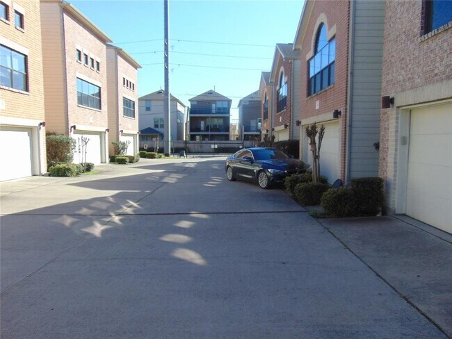Building Photo - 8642 Meadowcroft Dr