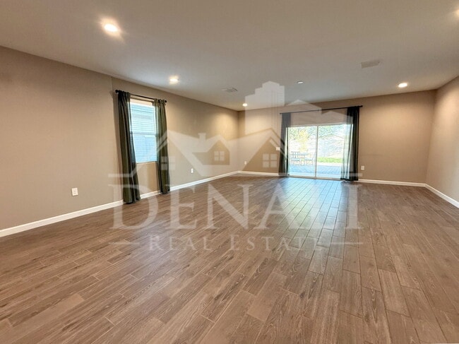 Building Photo - 1053 E Horro Rd