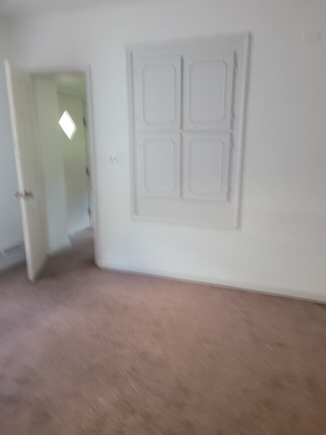 Dormitorio principal con estantería. - 1413 Darby Rd